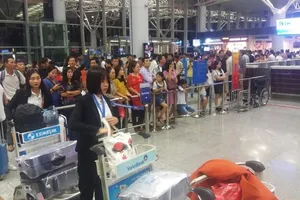 Tết này phải 'tạm biệt người thân sớm' ở sân bay Nội Bài