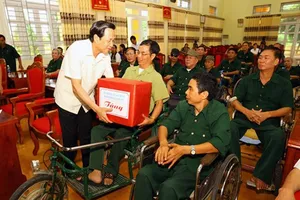 Tặng quà cho người có công dịp Tết Nguyên đán 2019