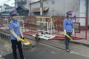 Đề nghị khen thưởng xứng đáng 2 nhân viên cứu bà cụ thoát chết