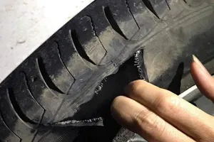 Nhiều ô tô bị rách lốp: Xác minh đá trên cao tốc