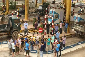 Vì sao trạm BOT Quốc lộ 6 vừa thu người dân đã phản ứng?