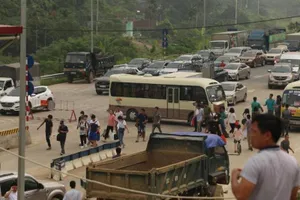 BOT quốc lộ 6 ùn tắc vì tài xế phản ứng