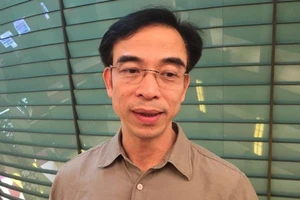 ‘BS Hoàng Công Lương hãy bình tĩnh, mọi người ở bên BS’