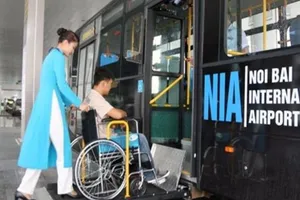 Nhiều người khuyết tật gặp khó khi đi máy bay