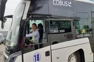 Bộ trưởng khen các nhân viên hàng không trả lại hàng ngàn USD