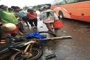 Xe giường nằm lao vào khu vực chợ, 4 người chết