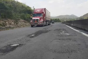 Đang sửa quốc lộ 1 qua Phú Yên bị hư hỏng