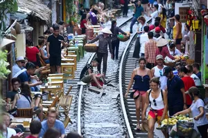 Bộ GTVT yêu cầu dẹp các tụ điểm cà phê gần đường tàu