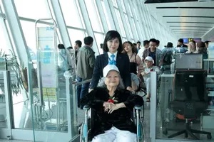 Sân bay Nội Bài giúp người già thực hiện ước mơ đi máy bay