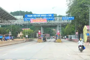 Sẽ xử phạt các xe không dán thẻ đi vào làn thu phí không dừng