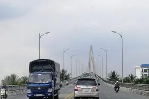 Xây dựng bến phà tạm để 'cứu' cầu Rạch Miễu