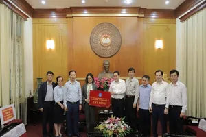 Bảo hiểm xã hội VN trao 2 tỉ đồng ủng hộ phòng chống dịch 