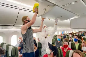 Hành khách ngồi trên máy bay phải cách nhau một ghế