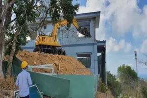 Tháo dỡ biệt thự mẫu xây dựng không phép tại Vũng Tàu