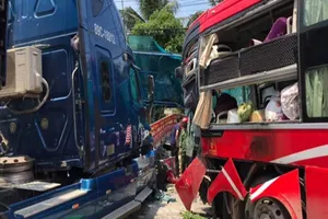 2 ô tô tông nhau, 1 phụ nữ đứng chờ xe buýt tử vong