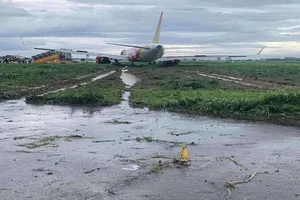 Vụ máy bay trượt khỏi đường băng: Tạm thu bằng lái phi công
