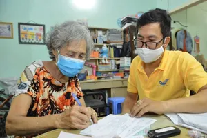 Tổ chức chi trả lương hưu tại nhà phòng dịch COVID-19 lây lan