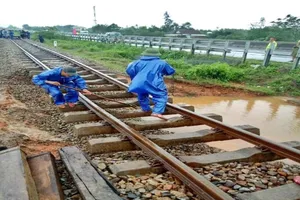 Công nhân gồng mình ‘cứu chữa’ đường sắt