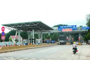 Giả đoàn cứu trợ để được miễn phí qua trạm BOT