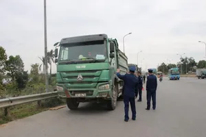 Bị phát hiện chở quá tải, tài xế gọi điện thoại cầu cứu