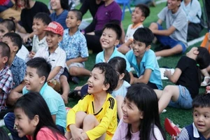 Sinh con một bề sẽ được hỗ trợ mua BHYT, miễn học phí