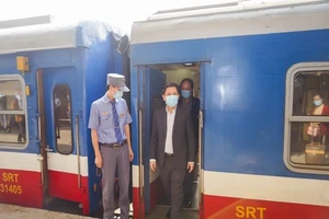 Bộ trưởng giao thông thị sát bến xe, ga tàu