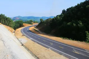 Cho ô tô các loại lưu thông trên cao tốc La Sơn – Túy Loan