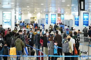 Khách đi máy bay tăng cao, sân bay Nội Bài ra khuyến cáo 