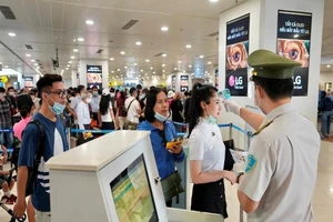 'Giải cứu' tạm thời ùn tắc tại sân bay Tân Sơn Nhất