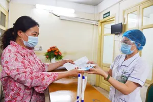 Nhiều người dân dùng ảnh thẻ BHYT trên ứng dụng VssID để khám chữa bệnh