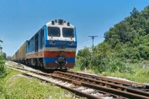 Băng qua đường sắt không quan sát, hai người bị tàu hỏa tông