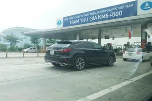 Siết quy định miễn phí qua trạm BOT vì nhiều xe ‘giả mạo’ hàng cứu trợ