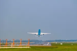 Tiếp tục đóng 1 đường băng ở sân bay Nội Bài để sửa chữa