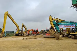 Cảnh cáo 17 nhà thầu vì để dự án cao tốc Bắc – Nam chậm tiến độ