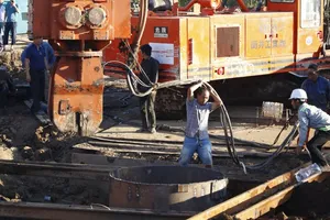 Điều động máy từ Bà Rịa - Vũng Tàu để nhổ trụ bê tông có bé trai mắc kẹt