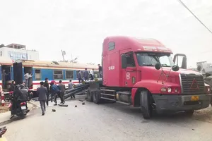 Xe container cố tình vượt qua đường sắt bị tàu SE5 đâm