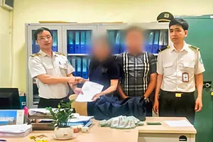 Hành khách bỏ quên túi tiền gần 1,2 tỉ ở sân bay Nội Bài