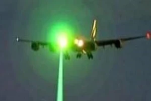 Phi công bị chiếu tia lazer khi hạ cánh xuống sân bay Nội Bài