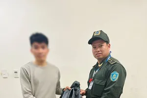 Quá vui vì gặp lại người thân, 1 hành khách bỏ quên 800.000 Yên ở sân bay