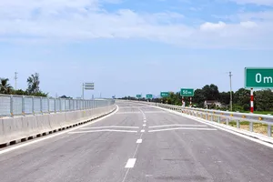 Không được đầu tư đường bộ cao tốc 2 làn xe