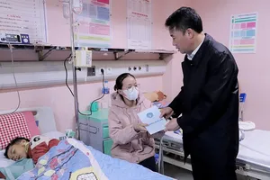 BHXH Việt Nam tặng quà và chia sẻ với bệnh nhi không thể sum họp Tết bên gia đình