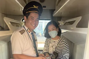 Hành khách được nhận lại điện thoại và tiền mặt bỏ quên trên tàu