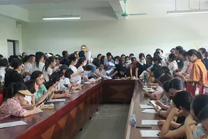 Phụ huynh quây kín Trường tiểu học Tây Mỗ 3 để xin học cho con