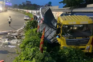 Tàu SE4 va chạm với ô tô khiến hành khách về ga Hà Nội chậm hơn dự kiến