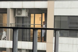 Gió rít mạnh, cả chung cư nín thở chờ bão tan