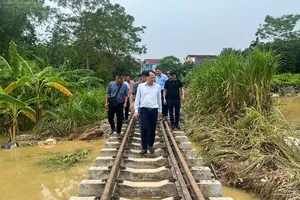 Đường sắt tuyến Yên Viên - Lào cai vẫn tê liệt