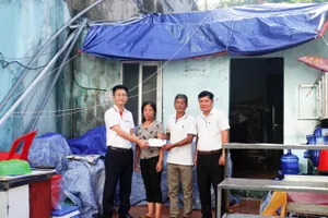 Báo Pháp Luật TP.HCM gửi quà của bạn đọc đến người dân Cát Bà, Hải Phòng