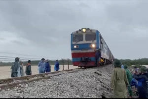 Thông tuyến đường sắt Bắc - Nam sau bão số 6