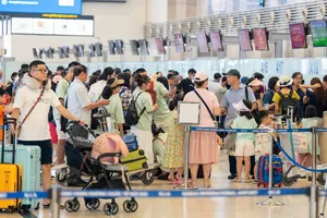 Lượng khách tăng kỷ lục, nguy cơ ùn tắc cục bộ ở sân bay Tân Sơn Nhất