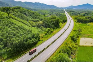 Cấm xe tải nặng, xe khách trên 29 chỗ chạy làn 1 cao tốc Nội Bài - Lào Cai